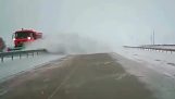 कैसे एक snowplow कजाखस्तान में सड़क साफ करता है