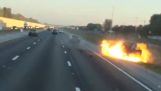 Guidatore ubriaco provoca esplosione a veicolo fermo