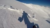 Χιονοστιβάδα παρασύρει snowboarder