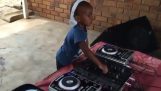 DJ δύο ετών
