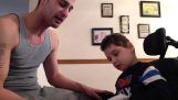 Bewegliche Vater singt für den Behinderten Sohn