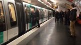 Феновете на Челси pooping цветни човек от метро