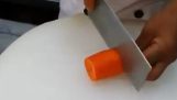 Experimentado chef corta una zanahoria