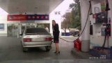 ガソリンスタンドでの女性の愚かさ