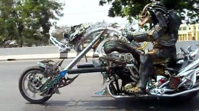 depredador conduce su motocicleta | VideoMan