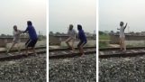 Tentativa de suicídio chocante para ferrovia