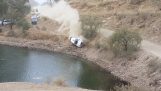 एक कार WRC के दौरान पानी में डूबे हुए