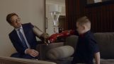 Robert Downey Jr. dává bionickou paží v malého chlapce