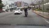 Irriteret motorcyklist vs bil