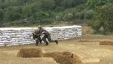 Instruktor uloží voják poté, co hodil granát