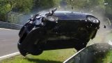 Guide stanno distruggendo la loro auto sulla pista del Nurburgring