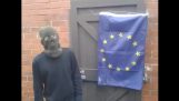 EU の旗を書き込もうとしている活動家…