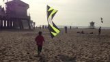 Giocando il kite con un bambino