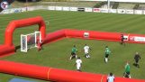 Ett spektakulärt mål i en fotbollsmatch för blinda
