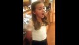 A 11 rokov dievča spieva “Valcovanie v hlbokej”