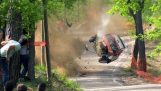Spektakuläre Zusammenstoß beim Rallye-Rennen