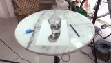 Um copo com água na pintura 3D