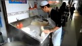 चीन में हस्तनिर्मित नूडल्स