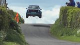 Spektakulární skok v závodě rally