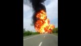Stor lastebil bærer løsemidler eksplosjon