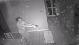 Γυναίκα πυροβολεί κλέφτες που μπήκαν στο σπίτι της