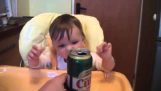 Il bambino ama la sua birra