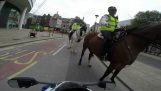 Έφιππος αστυνομικός σταματά μοτοσικλετιστή στο Λονδίνο