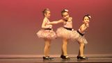 En liten jente stjeler showet i en dans recital
