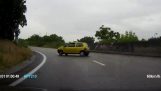 Ένα Twingo “παρκάρει” στον αυτοκινητόδρομο
