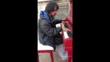 Bezdomovcov muž hrá hudbu zložil sám na klavír
