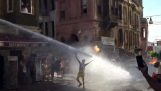 Vodné delá proti protestujúcich v Turecku