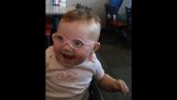 Un bambino vede chiaramente per la prima volta con i nuovi occhiali