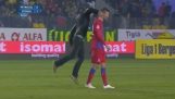 फुटबॉलर रोमानिया में एक प्रशंसक हिट