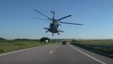 Helicóptero militar sobre a estrada
