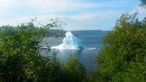Een reusachtige ijsberg breekt in de buurt van de kust