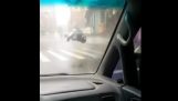 Orkaan trekt in de lucht een scooter