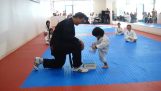 Un niño pequeño en demostración de taekwondo