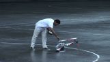Verrückte Stunts mit einem remote gesteuerten Helikopter