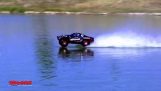 En fjernstyrte biler flytter på vannet