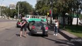Οργισμένος οδηγός στη Ρωσία επιτίθεται με όπλο και τσεκούρι