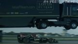 Άλμα νταλίκας πάνω από μια Lotus F1