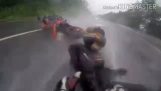 Chránit svou přítelkyni po nehodě motocyklu