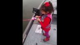Η μικρή έπιασε ένα μεγάλο ψάρι με το καλάμι ψαρέματος της ​​Barbie