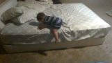 Ένα έξυπνο μωρό κατεβαίνει από το κρεβάτι
