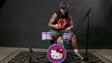 A Mike Portnoy játszik a gyermek Hello Kitty dob