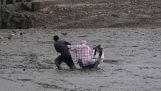 Помощ два турист остана в кал