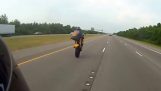 一个骑摩托车的人苏扎在高速公路事故发生