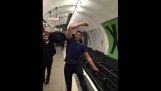 EPICKÉ ping pongového utkání ve stanici metra