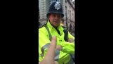 ولدى الشرطة البريطانية فكاهة
