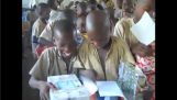 90 sekund radości: Dzieci w Afryce otwartych oknach z gry z darowizny